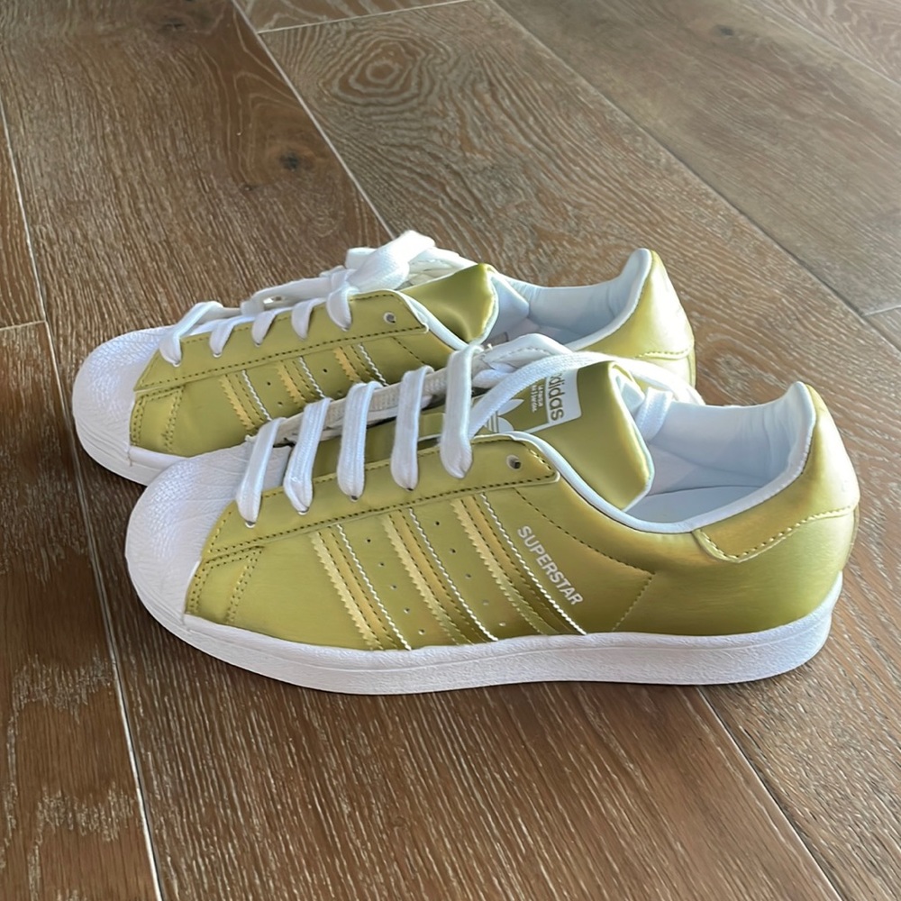 NIB Adidas Superstar Women’s Gold Sneaker Sz 6 1/2